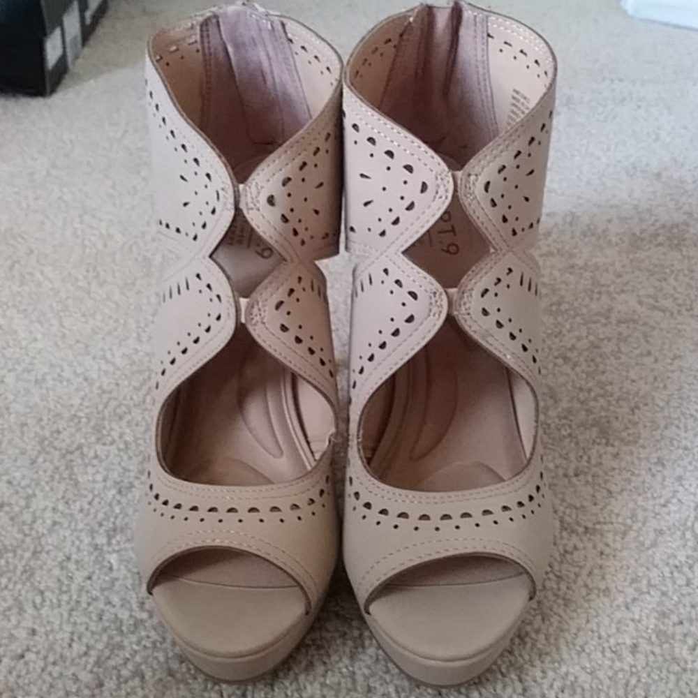 Shoe - Picture 2 of 8